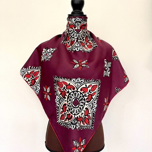 NWT Burberry Scarf Lucky Alhambra Flower Silk Wrap - Picture 3 of 16